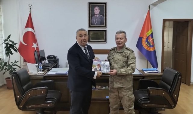 Ünsal, Soykırım ve Yüreğim Erivan'da Kaldı romanını Jandarma Komutanına hediye etti