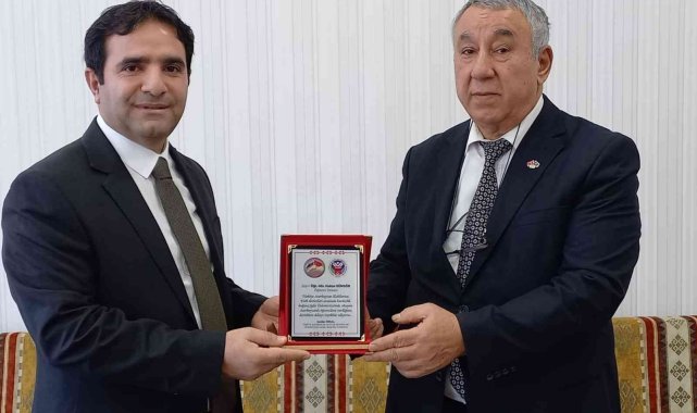 Ünsal'dan Dekan Güngör'e plaket