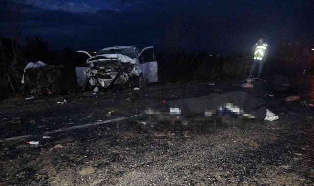 Uşak&#039;ta feci kaza: Araç ikiye bölündü, yola savrulan sürücü hayatını kaybetti