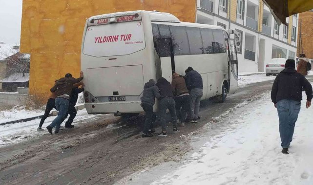 Uşak&#039;ta kar yağışı hayatı olumsuz etkiledi