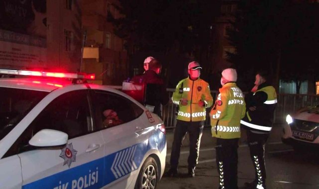 Üsküdar&#039;da alkollü sürücünün bariyerlere çarptığı lüks cip hurdaya döndü