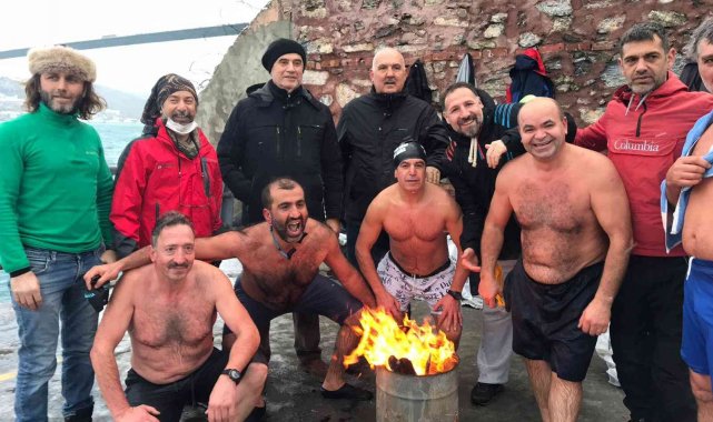 Üsküdar'da karın altında boğazın serin sularında yüzdüler