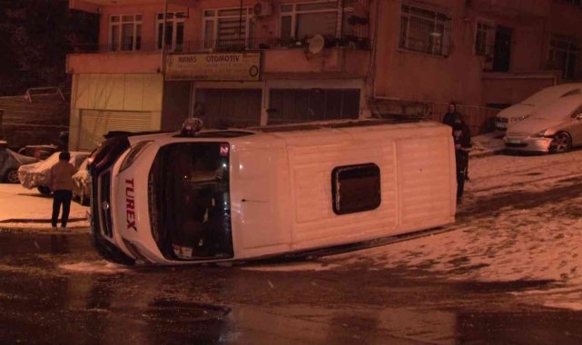 Üsküdar'da karlı yolda kontrolünü kaybeden servis yan yattı