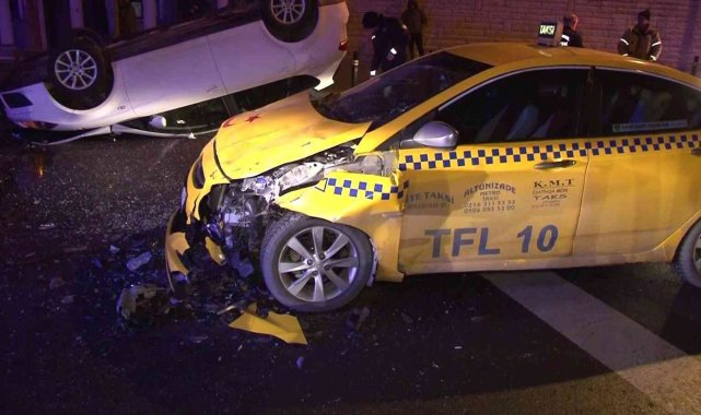 Üsküdar'da kontrolünü kaybeden otomobil takla atarak ticari taksiye çarptı: 1 yaralı