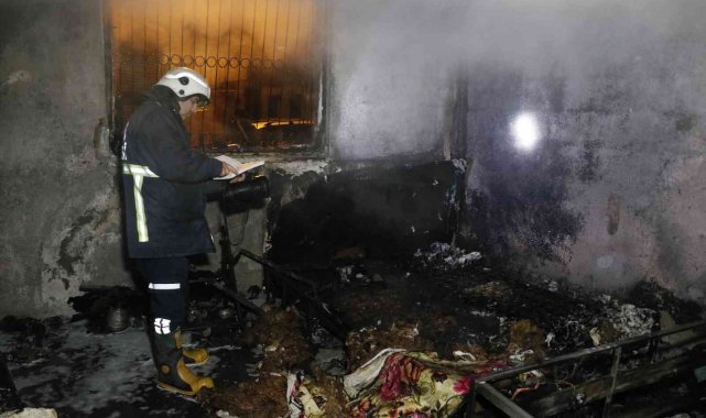 Üst kattaki daireyi yağmalayıp, alt katı çocuklar içerdeyken ateşe verdiler