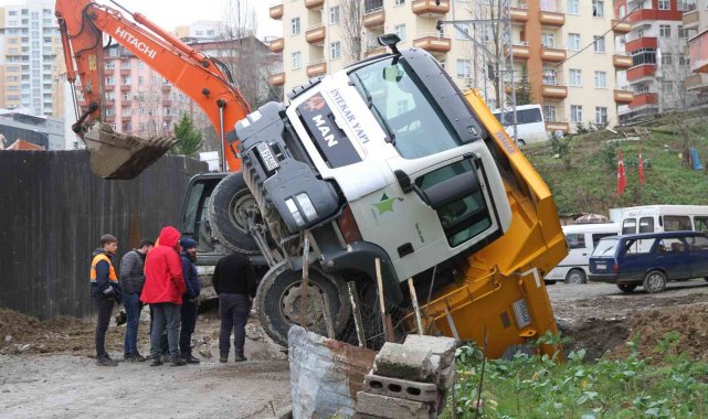 Üstünden yol geçen dere yatağı çökünce kamyon içerisine düştü