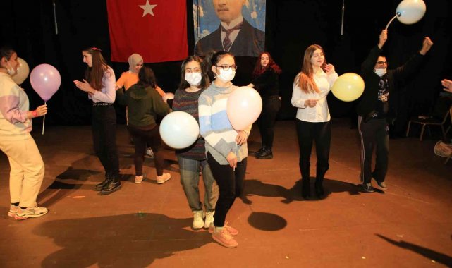 UYUM'un gençleri 'Kader Hijyeni Öğreniyor' oyununu izledi