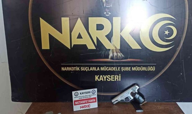 Uyuşturucuyu aracın teybine gizlemişler