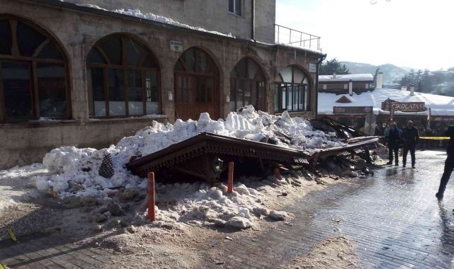Üzerinde kar biriken caminin sundurması cemaatin üzerine düştü: 5 yaralı