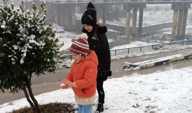 Uzun yıllar sonra Düziçi&#039;ne yağan kar vatandaşları sevindirdi