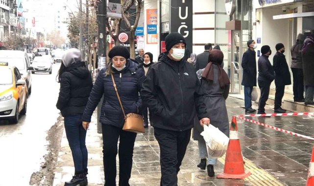 Vaka yoğunluğu en çok artan 10 il arasına giren Elazığ'da vatandaşlar, kuralların ve aşının önemine dikkat çekti