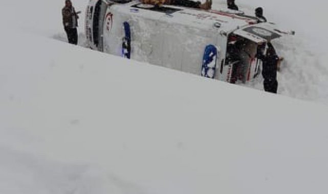 Vakadan dönen ambulans kaygan yolda kaza yaptı: 3 yaralı