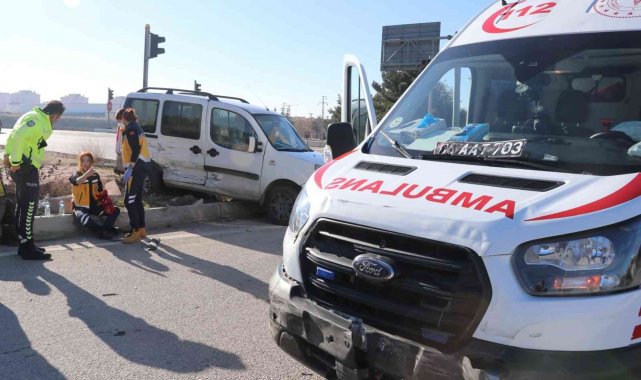 Vakaya giden ambulansla hafif ticari araç çarpıştı