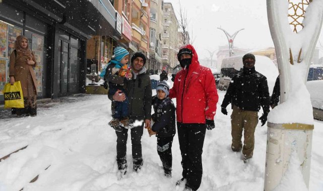 Vali Akbıyık'tan kar yağışı altında esnaf ziyareti