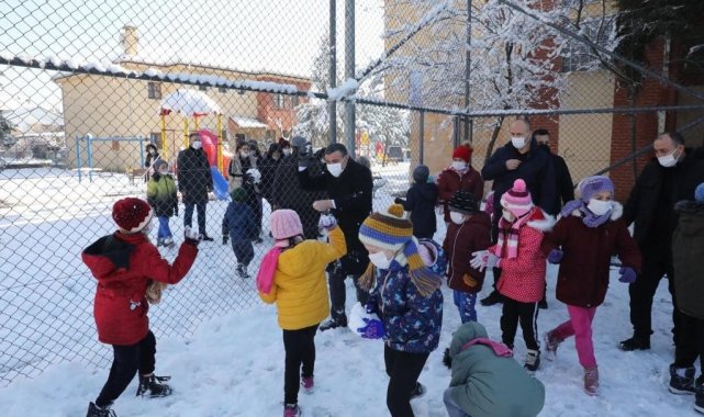 Vali Atay çocuklarla kartopu oynadı, kardan adam yaptı