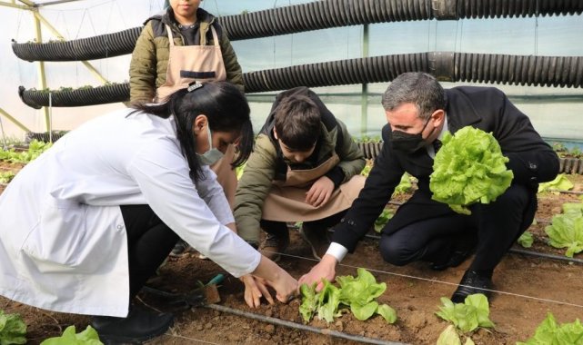 Vali Atay, özel öğrencilerle sebze topladı