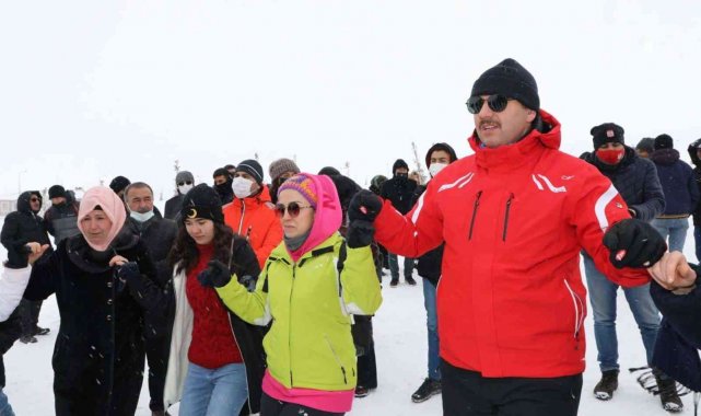 Vali Ayhan öğrencilerle birlikte halay çekti