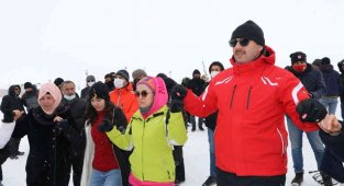 Vali Ayhan öğrencilerle birlikte halay çekti