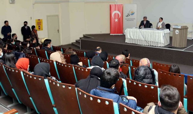 Vali Bilmez gençlerle kişisel gelişim seminerinde bir araya geldi