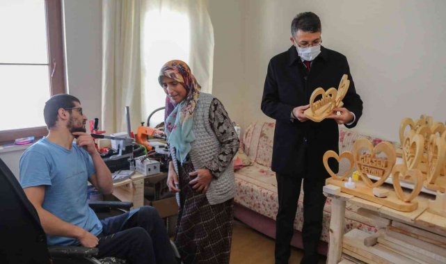 Vali Çelik, tekerlekli sandalyeye mahkum Ali Durmaz&#039;ın çalışma azmine hayran kaldı