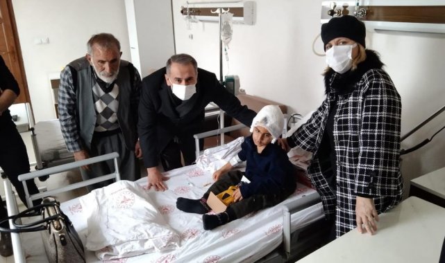 Vali Çuhadar, köpek saldırısına uğrayan çocuğu ziyaret etti