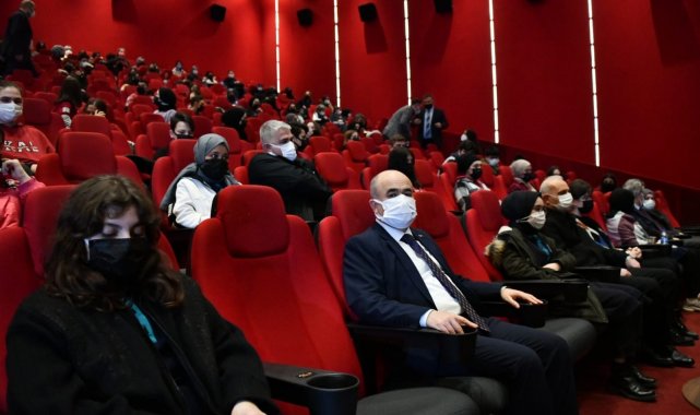 Vali Dağlı 'Kesişme: İyi ki Varsın Eren' filmini lise öğrencileriyle birlikte izledi