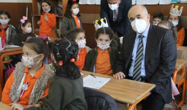 Vali Dağlı, öğrencilerin karne heyecanına ortak oldu