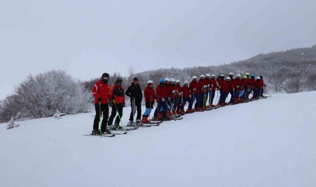 Vali geleceğin kayakçılarıyla pistte buluştu