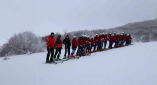 Vali geleceğin kayakçılarıyla pistte buluştu