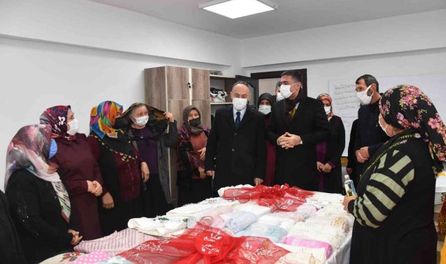 Vali kadınlara KADES uygulamasını anlattı