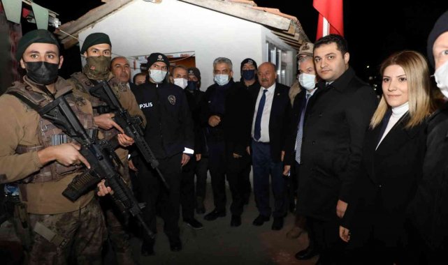 Vali Makas, güvenlik kontrol noktalarındaki personelin yeni yılını kutladı