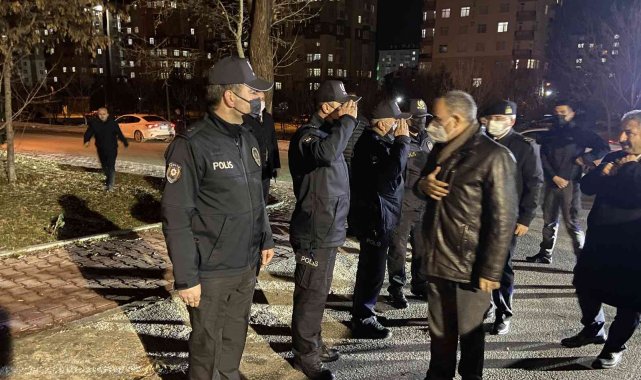 Vali Özkan, uygulama noktasındaki sürücülere çikolata ikram etti