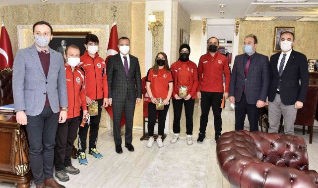 Vali Taşbilek başarılı sporcuları ödüllendirdi