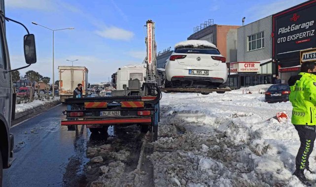 Valilik talimatının ardından yol kenarındaki araçlar çekiliyor