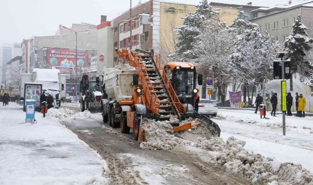 Van Büyükşeheir Belediyesinden karla mücadele çalışması