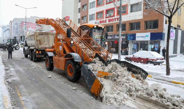 Van Büyükşehir Belediyesi 120 bin ton kar taşıdı