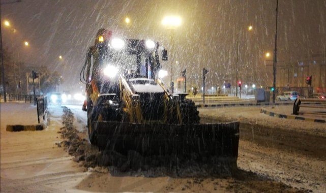 Van Büyükşehir Belediyesi ekiplerinden karla mücadele çalışması