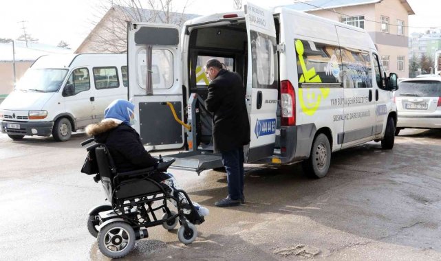 Van Büyükşehir Belediyesi engelli öğrenciyi üniversite hayallerine taşıdı