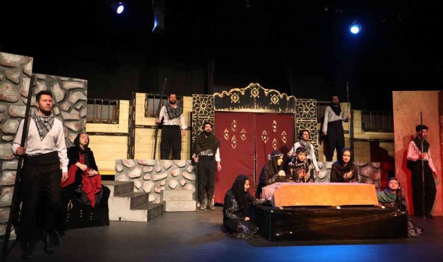 Van Büyükşehir Belediyesinin tiyatro günleri "Taziye" oyunu ile başladı