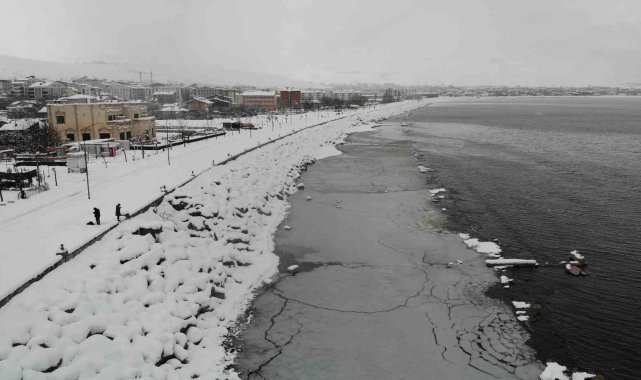 Van Gölü buz tuttu