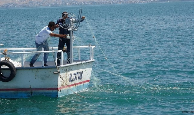 Van Gölü&#039;nde faaliyet gösteren kayıtlı balıkçı teknelerine destek