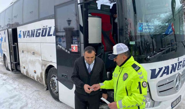 Van polisinden sürücü ve yolculara bilgilendirme