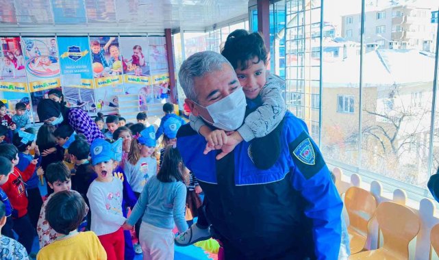 Van polisinin öğrencilere yönelik bilgilendirme çalışmaları devam ediyor