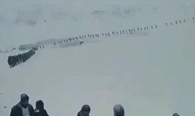 Van Valiliğinden karda tek sıra yürüyen kişilerle ilgili açıklama