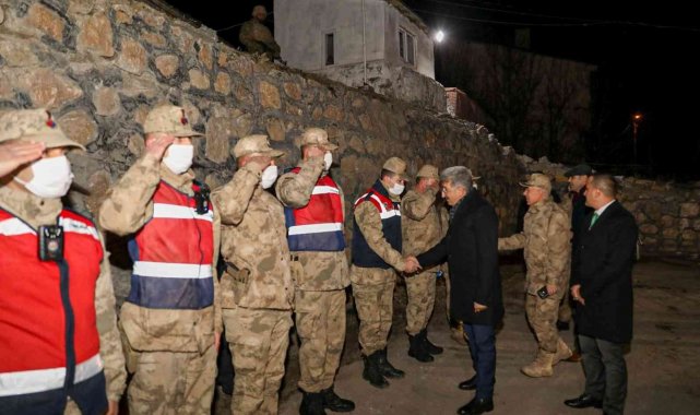 Van Valisi Bilmez, yeni yıla nöbette olan güvenlik güçleriyle girdi