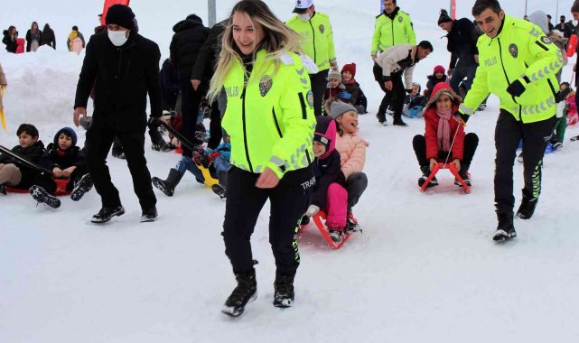 Van&#039;da &#039;Kızakla Kayma Festivali&#039; renkli görüntülere sahne oldu