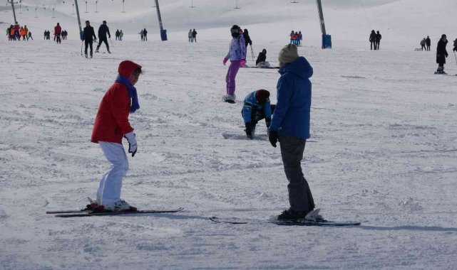 Van&#039;da ilk kez kayakla tanışan çocuklar eğlenceli vakit geçiriyor