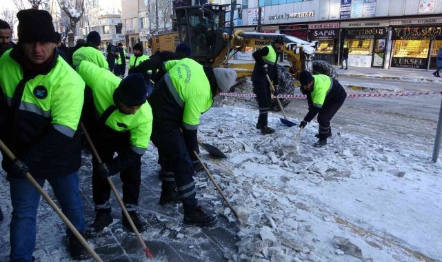 Van'da kar yağışı sonrası ekiplerin yoğun mesaisi