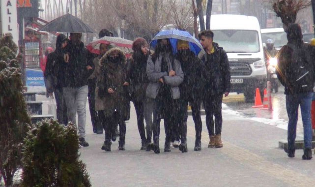 Van&#039;da kar yağışı