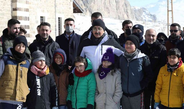 Van&#039;da &quot;120 kahraman çocuk&quot; anısına &quot;Kar Yürüyüşü ve Kartopu Festivali&quot; düzenlendi